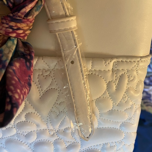 Betsey Johnson White Heart Embossed Shoulder Bag - AS IS 👌 - Picture 8 of 10